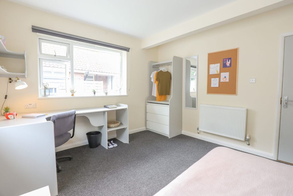 Property photo 2 of 6 A Bright And Tidy Single Bedroom Featuring A Large...