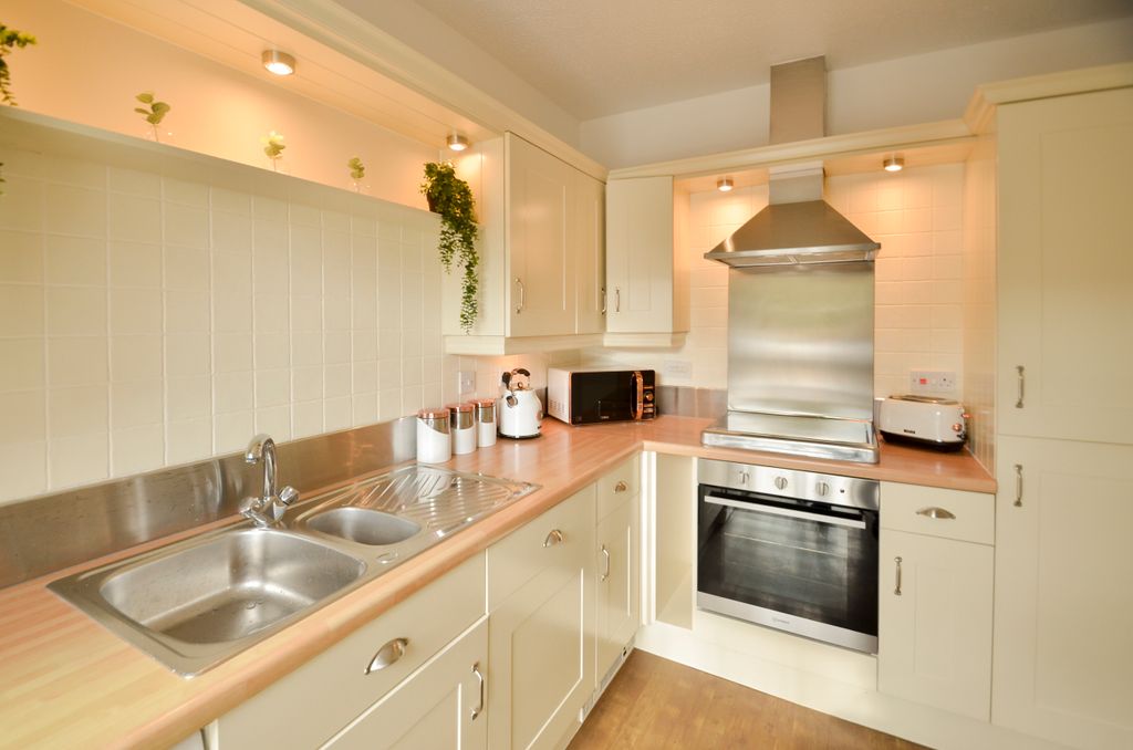 Property photo 2 of 17 Breakfast Kitchen