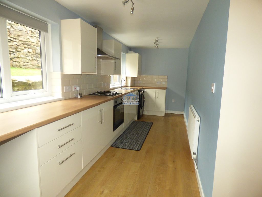 Property photo 2 of 7 Kitchen