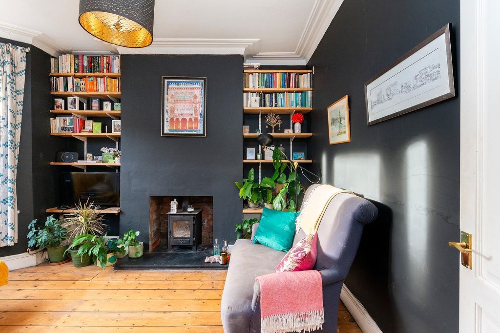 Property photo 1 of 37 1C1R3Wh - Living Room D.Jpg