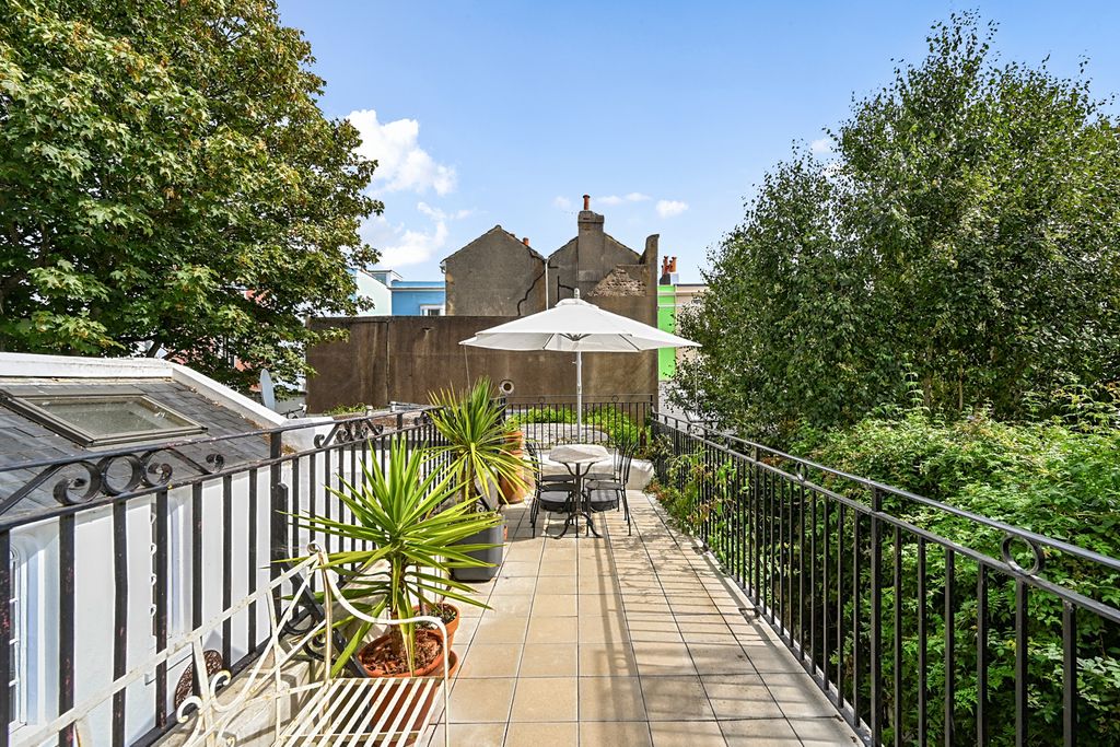 Property photo 2 of 30