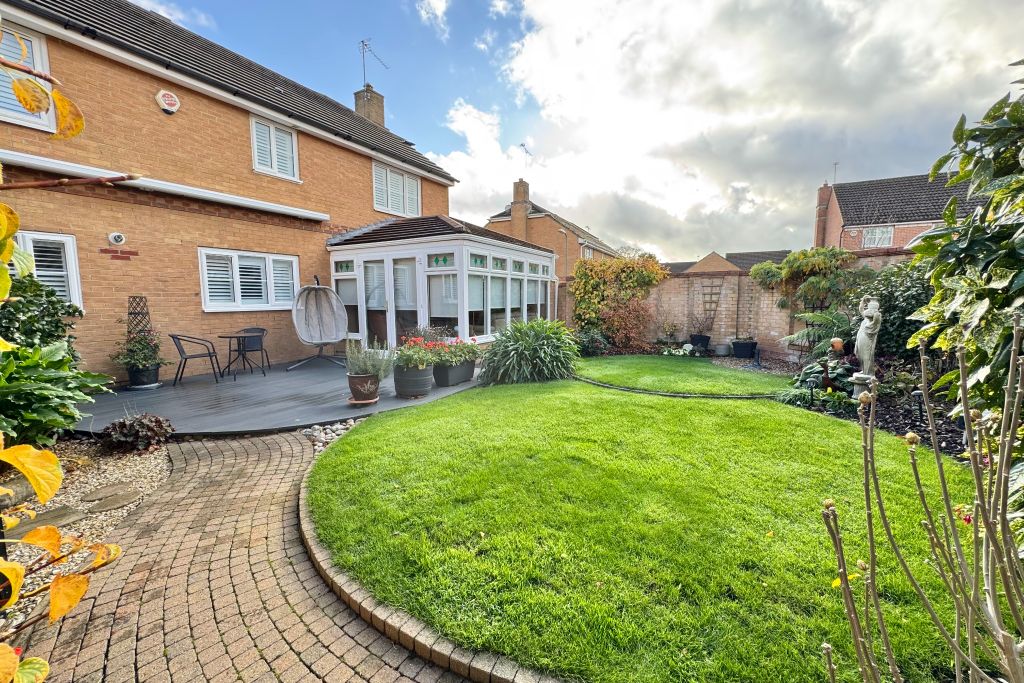 Property photo 3 of 21 Garden 2