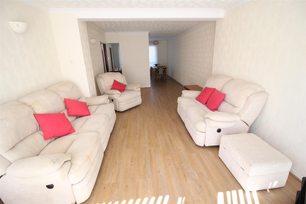 Property photo 2 of 9 Lounge