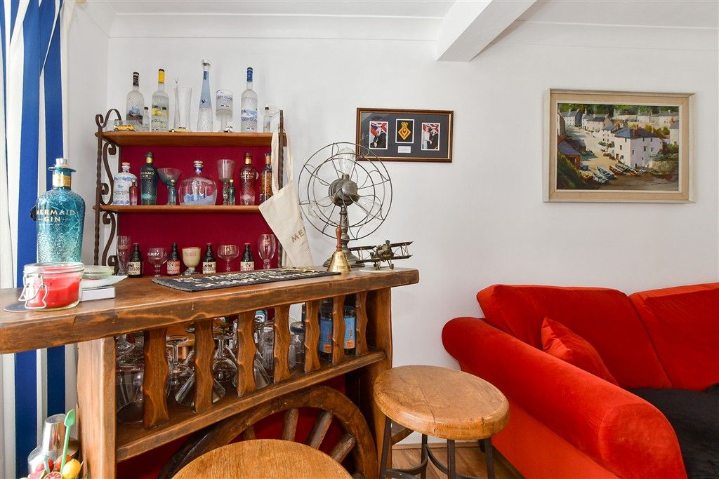 Property photo 3 of 13 Lounge