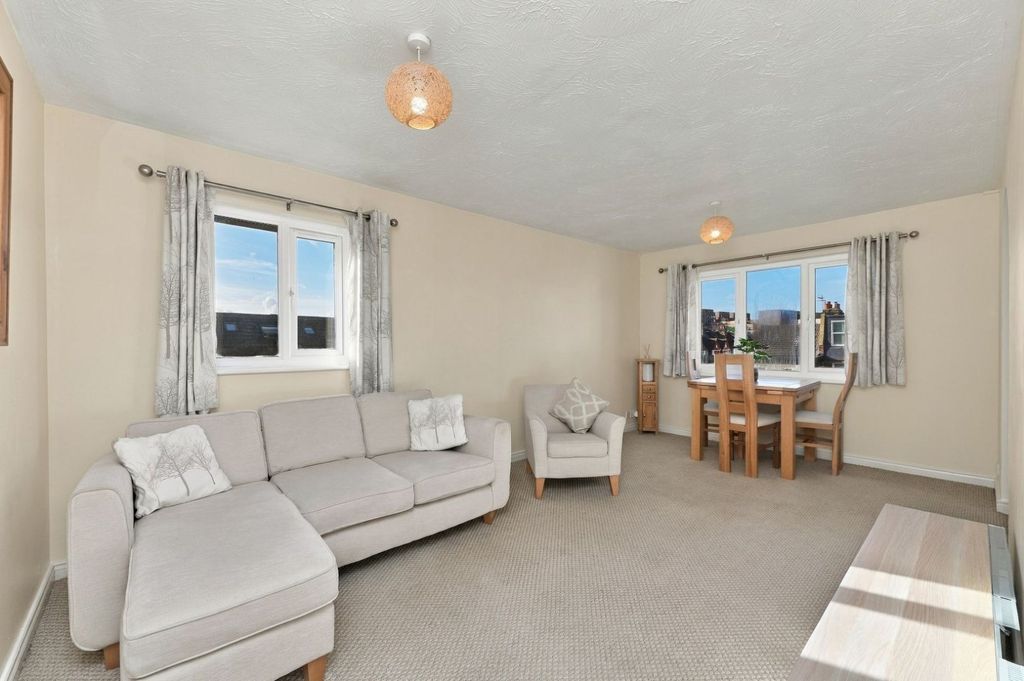 Property photo 2 of 8 Picture No. 16