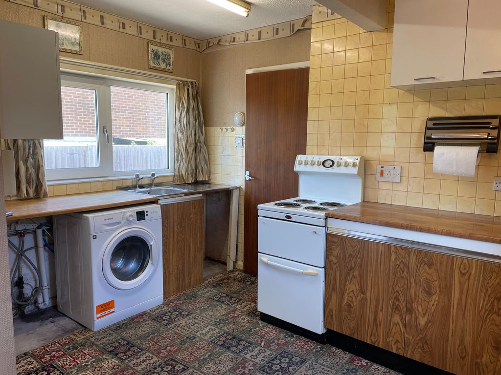 Property photo 3 of 8 Kitchen