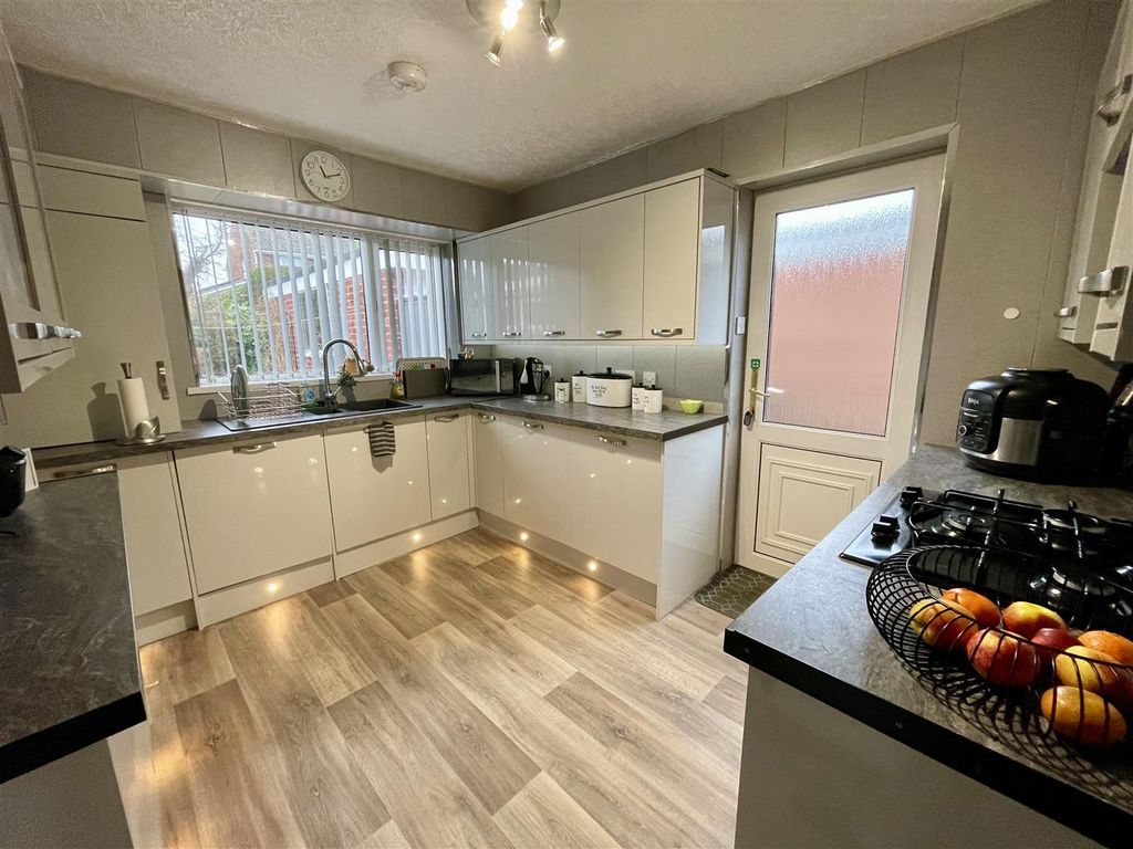 Property photo 3 of 10 Kitchen