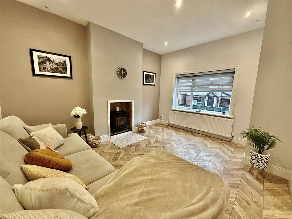 Property photo 1 of 15 Lounge