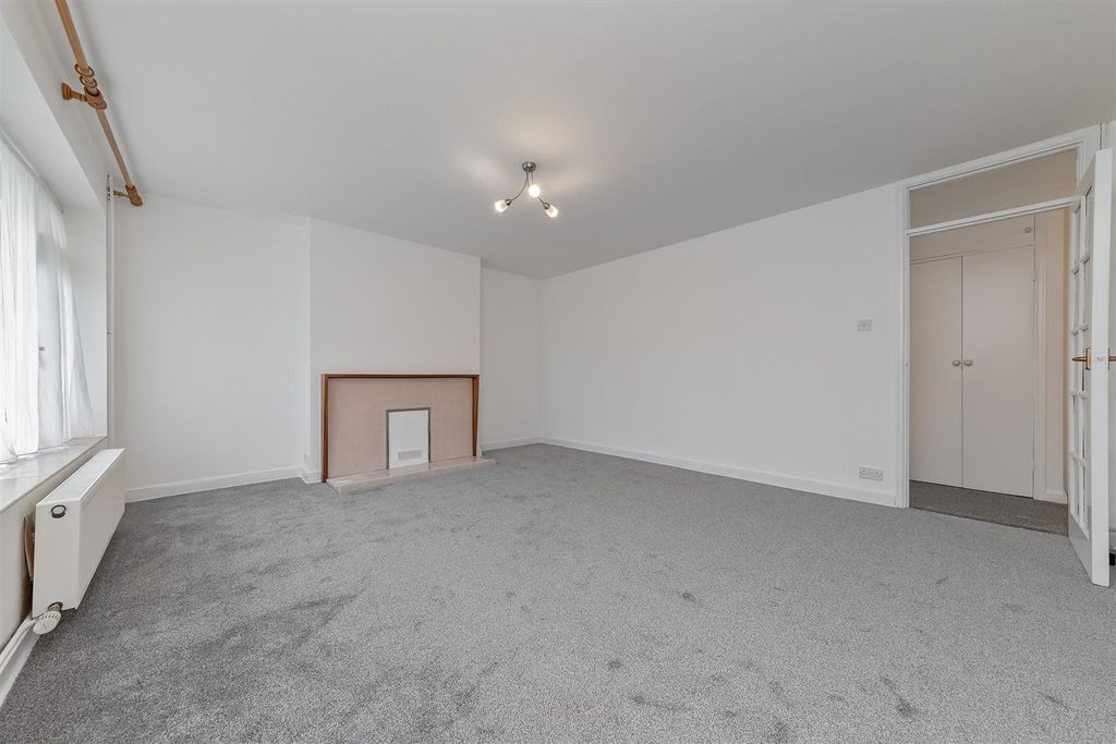 Property photo 2 of 15 39Charmouthcourt-7.Jpg