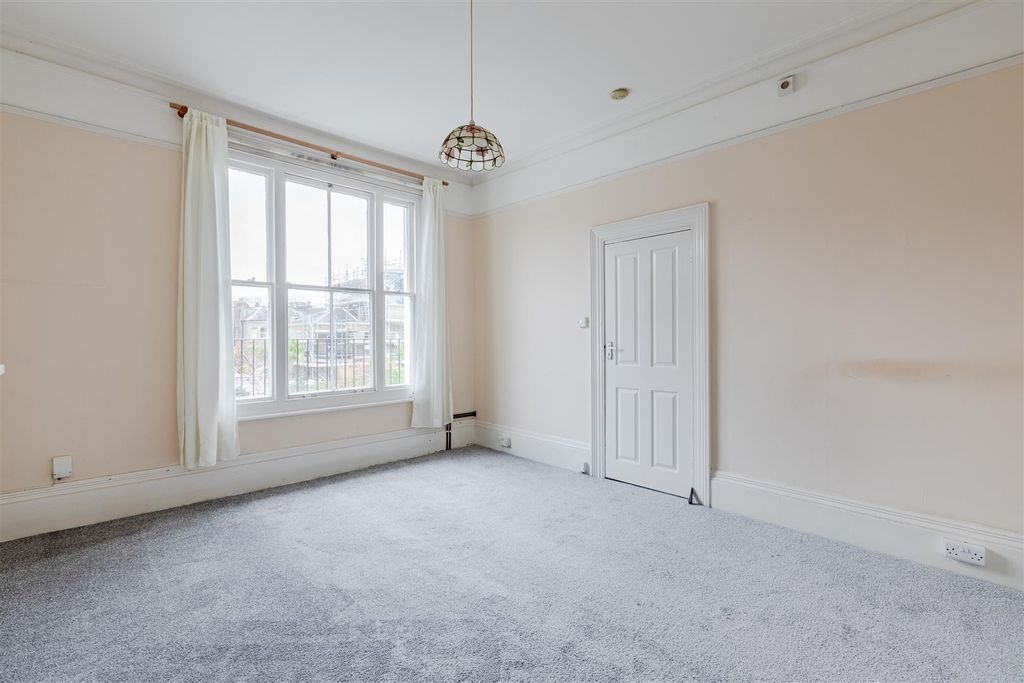 Property photo 3 of 7 Studio