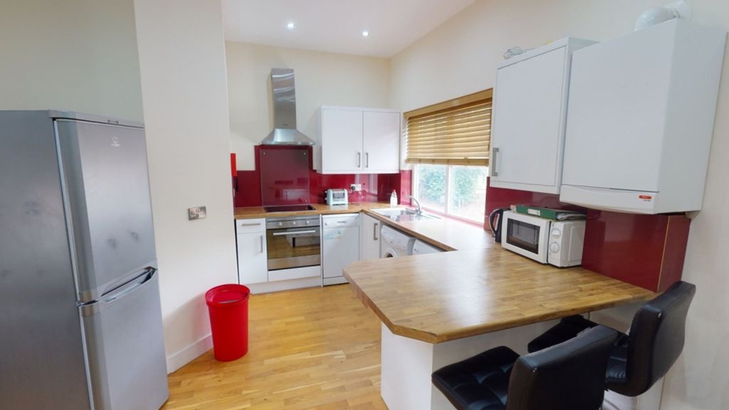 Property photo 2 of 5 A Bright And Tidy Kitchenette Featuring Modern App...