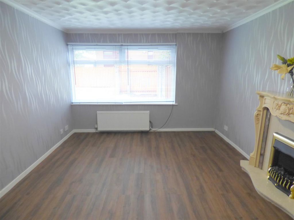 Property photo 3 of 11 Lounge