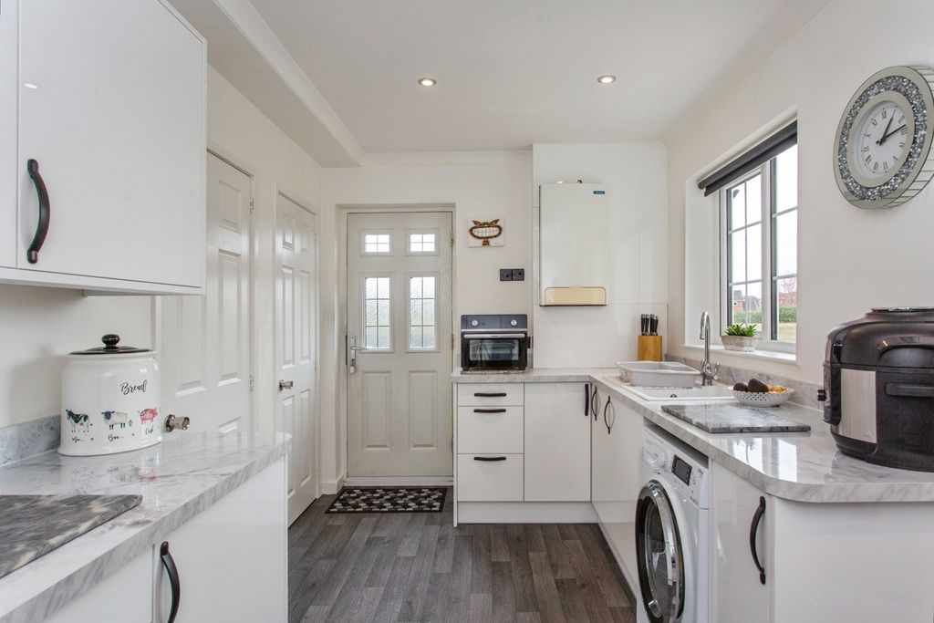 Property photo 2 of 21 Kitchen