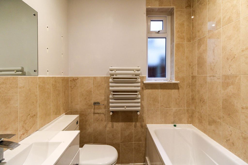 Property photo 3 of 9 Bathroom