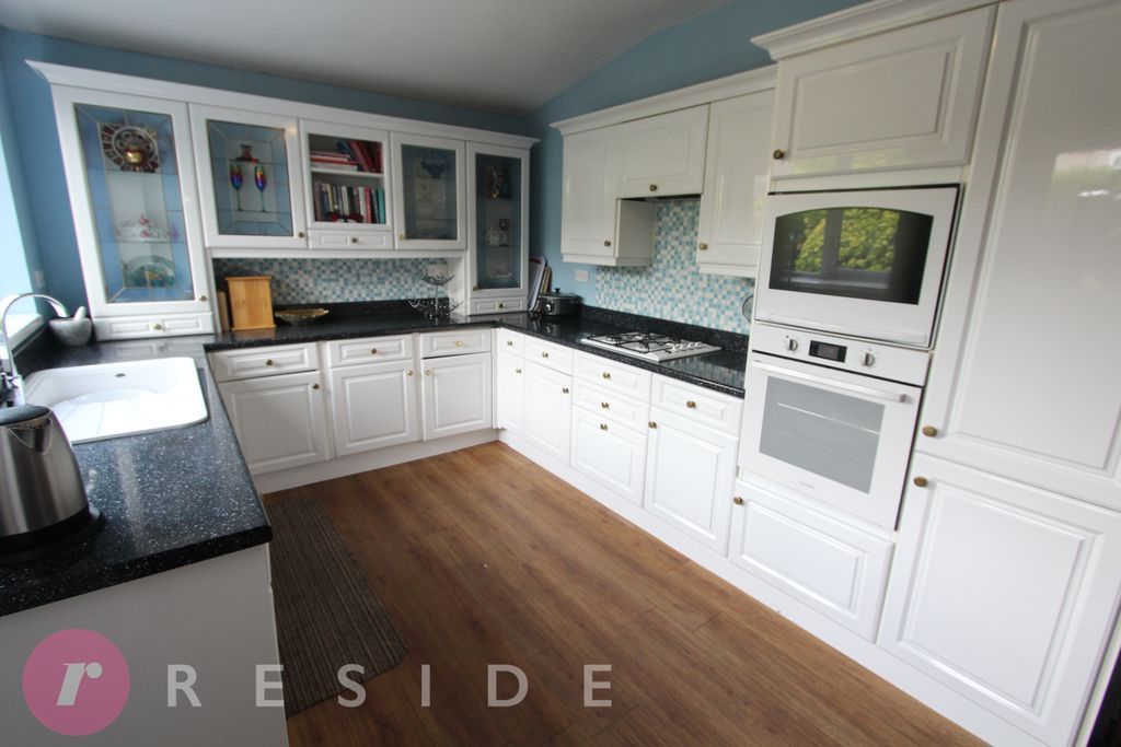 Property photo 3 of 18 Kitchen