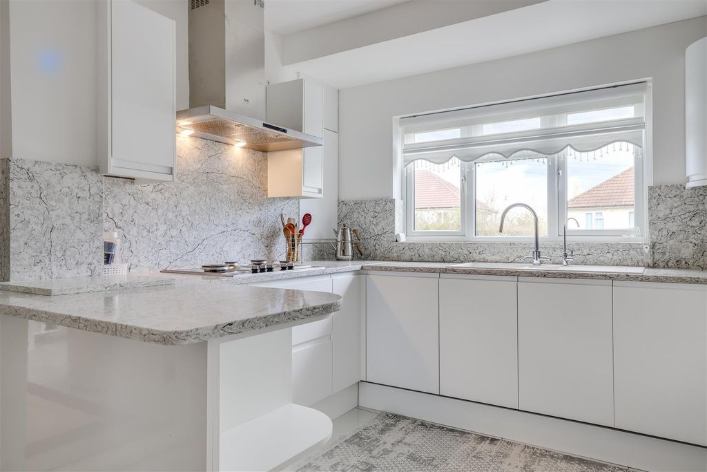 Property photo 2 of 19 Warren Avenue 33-7.Jpg