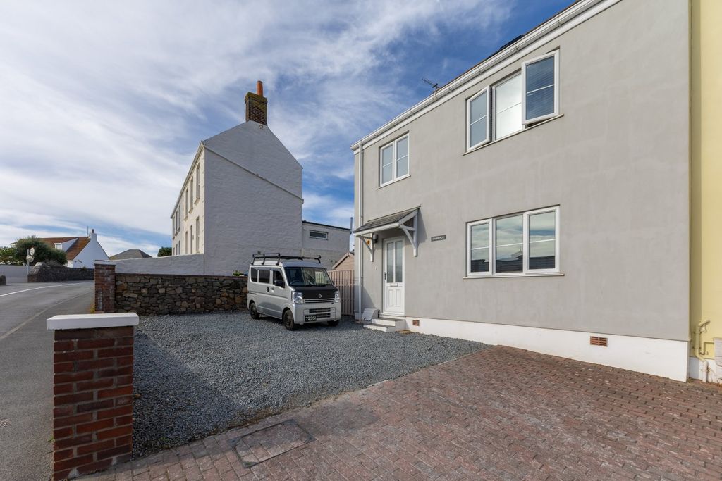 3 bed detached house to rentRoute St. Clair, St. Sampson, Guernsey, Channel Islands GY2
