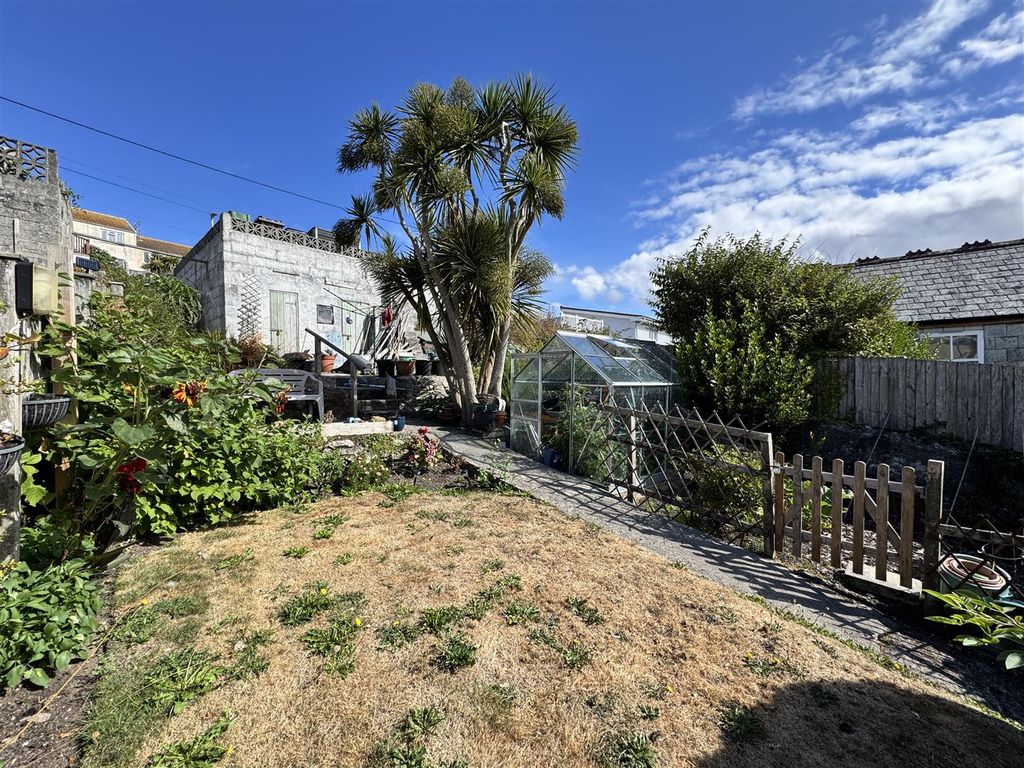 Property photo 3 of 12 Gardens