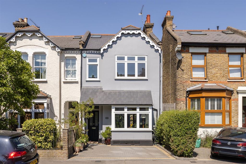 Property photo 1 of 45 Chelmsford Road, E18