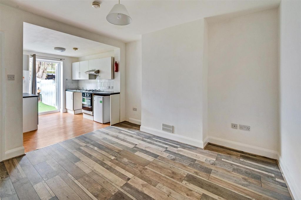 Property photo 2 of 9 Daniels_Brendon Avenue London, Nw10_001.Jpg