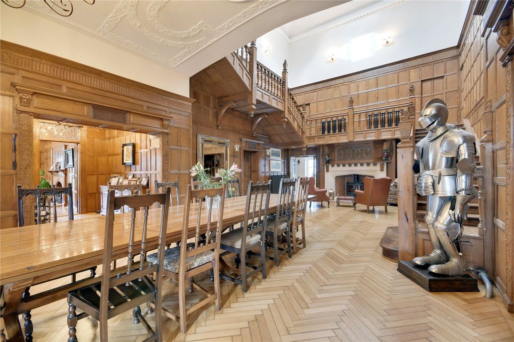 Property photo 3 of 28 Entrance Hall