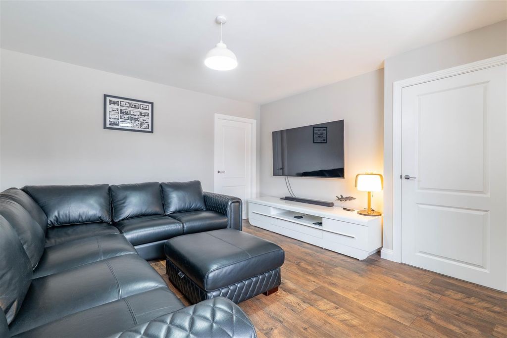 Property photo 2 of 24 Lounge