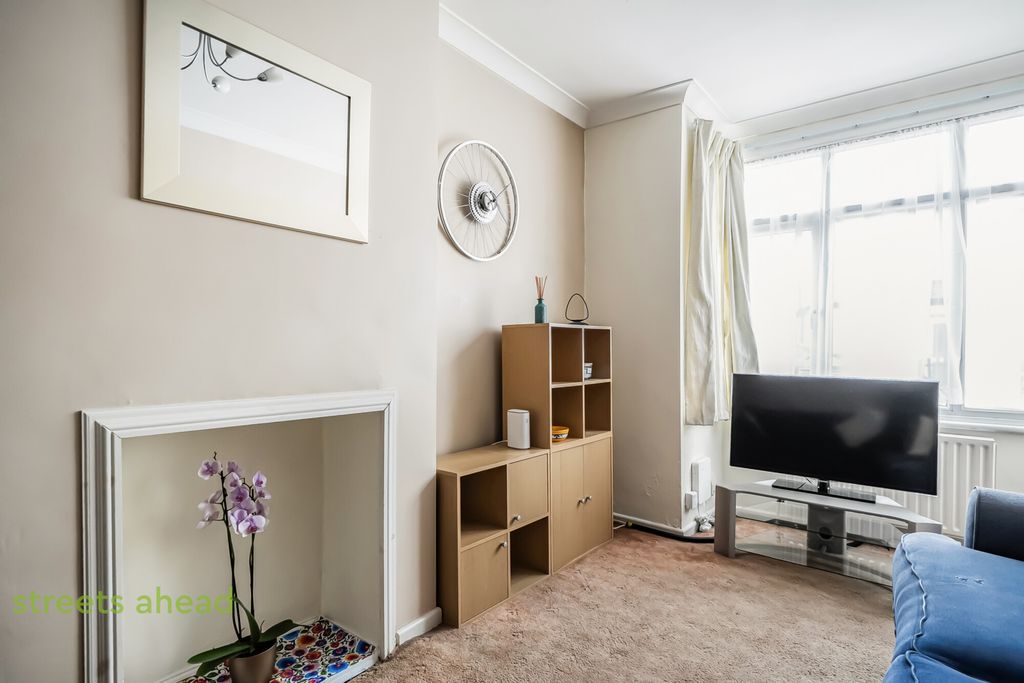 Property photo 3 of 20 70721224-8c9E-484...