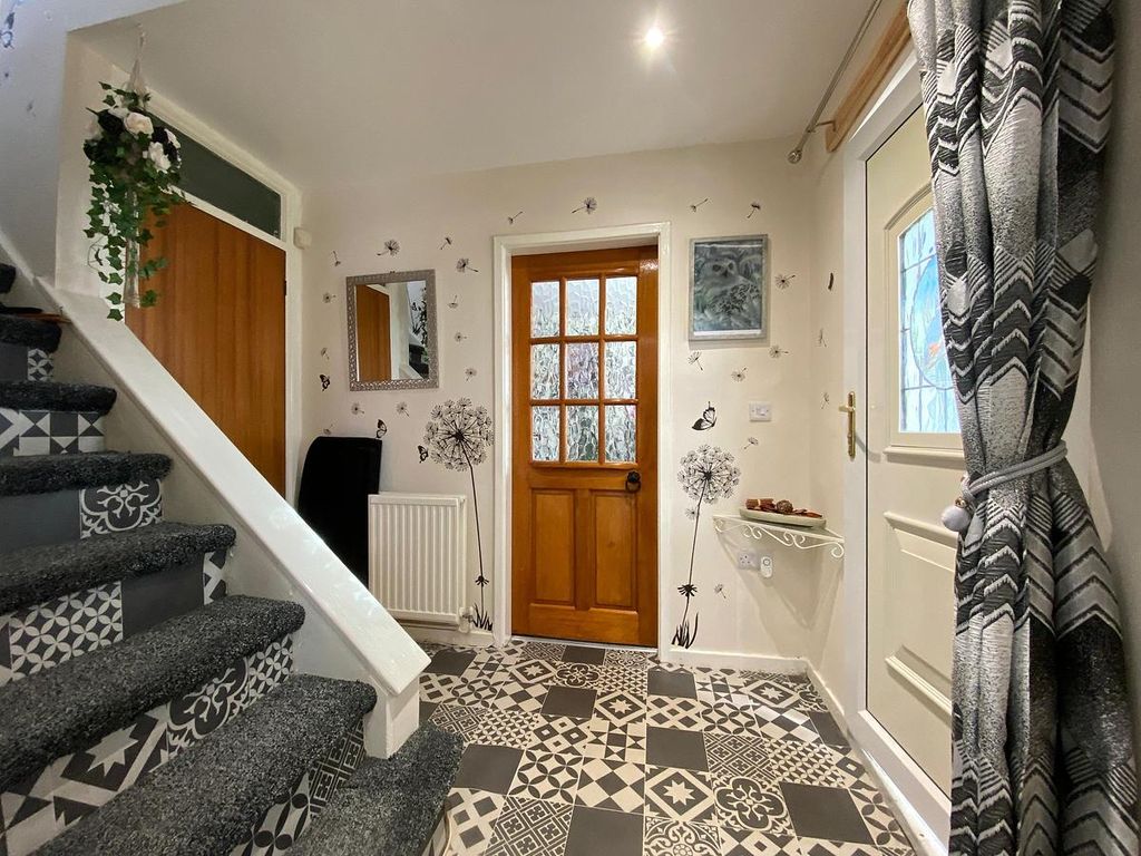 Property photo 2 of 40 Entrance Hall