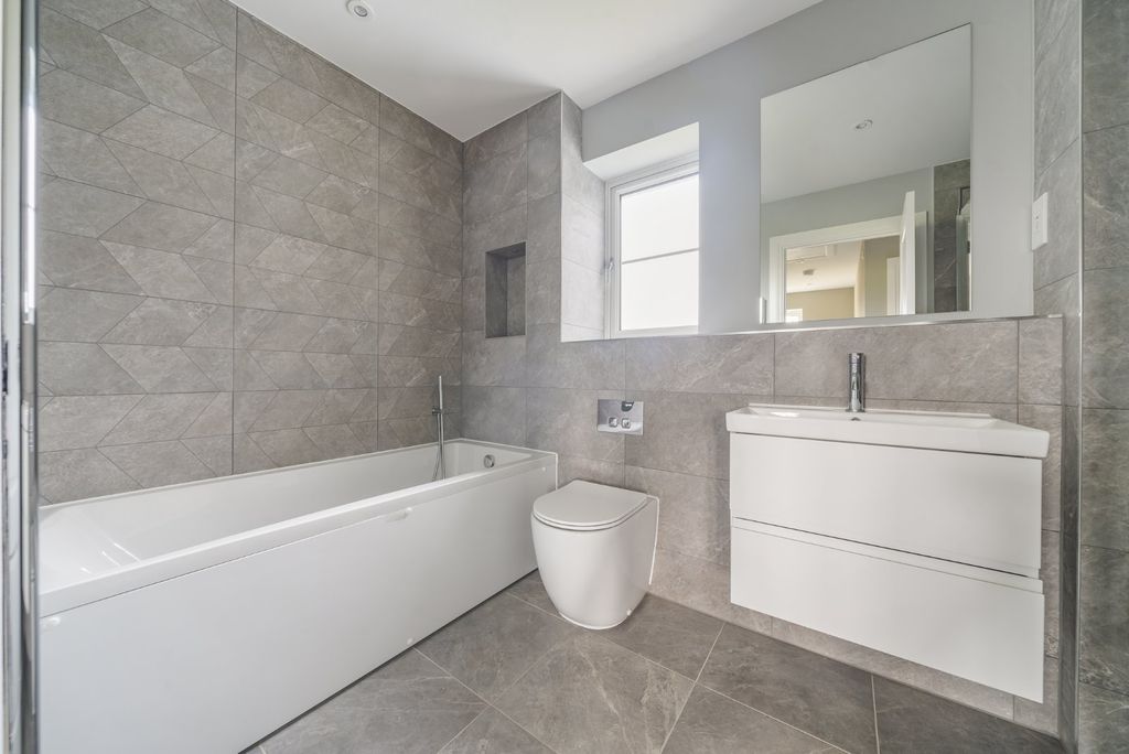 Property photo 2 of 8 Picture No. 10