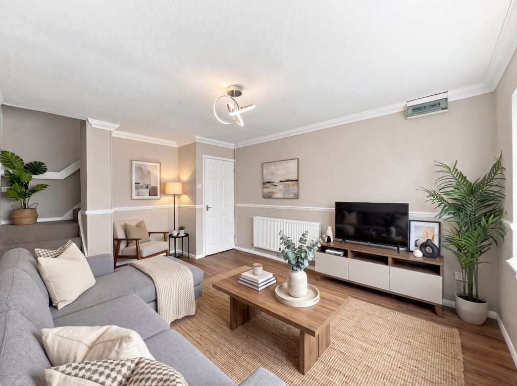 Property photo 2 of 18 5516184