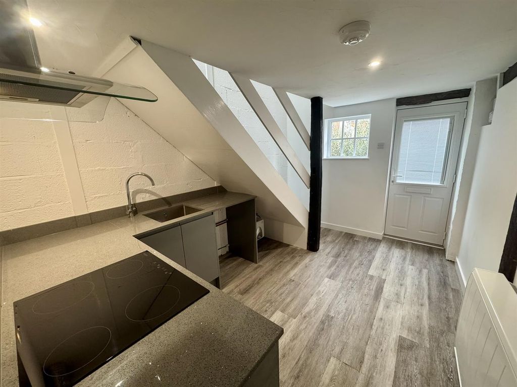 Property photo 3 of 8 Kitchen (2/2)