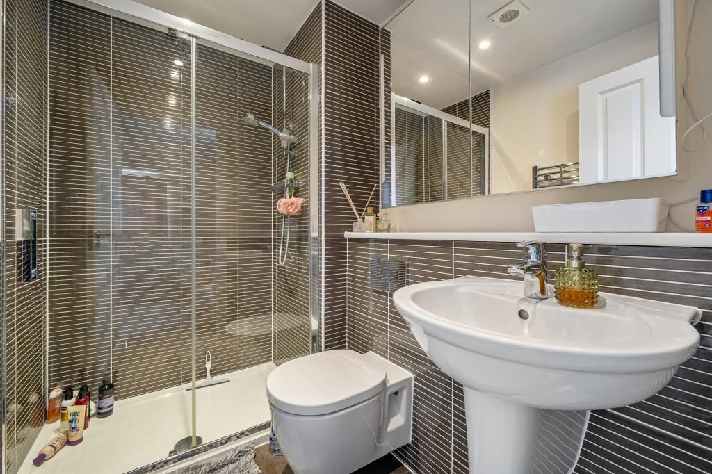 Property photo 2 of 23 En-Suite Shower