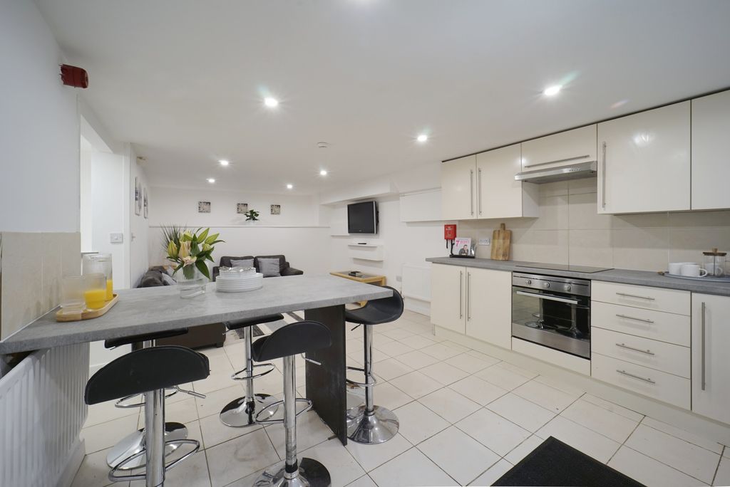 Property photo 3 of 31 Bright, Modern Kitchen With A Breakfast Bar, Integ...