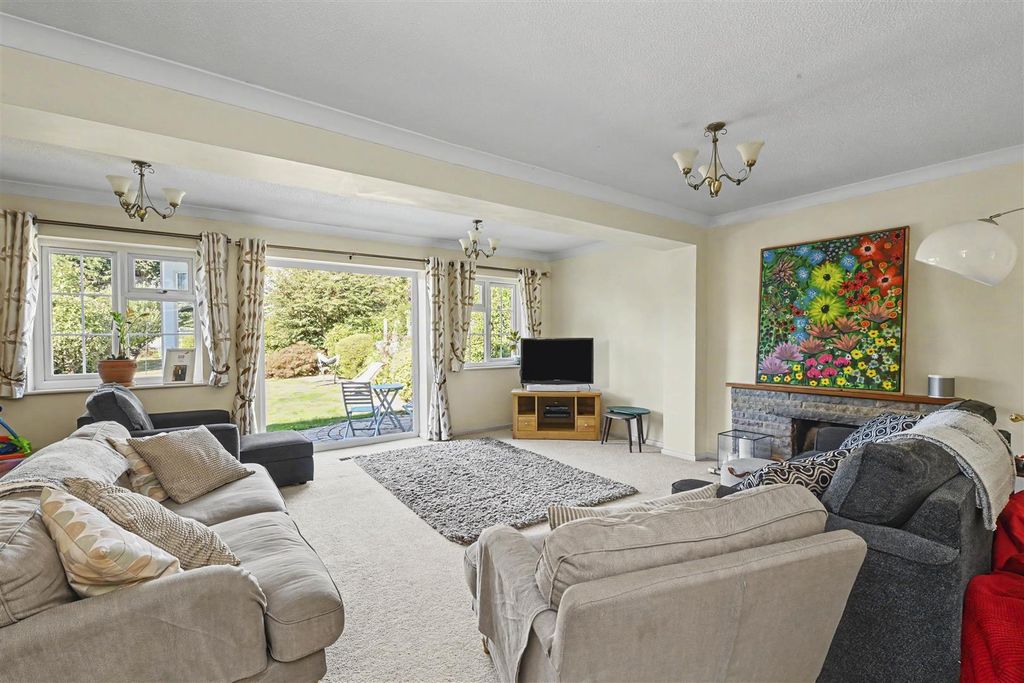 Property photo 2 of 15 Dale-Avenue-02.Jpg