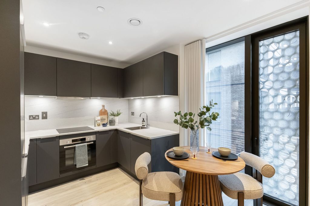 Property photo 3 of 13 101171_(2nd Floor) Prime Point, West Parkside London (12)_Low.Jpg