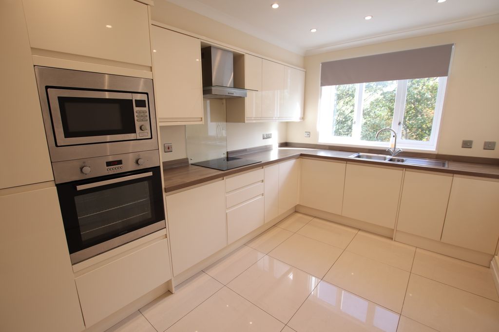 Property photo 3 of 9 Kitchen