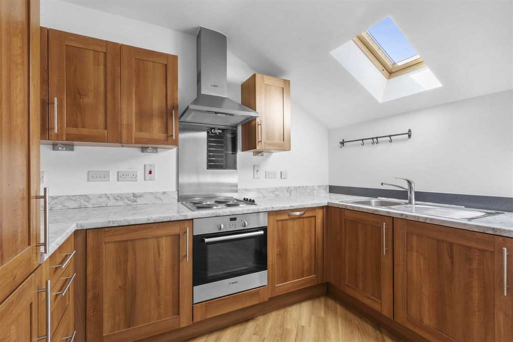Property photo 3 of 15 189 Viridian Square, Hp21 7Fz (Low Res)-3.Jpg
