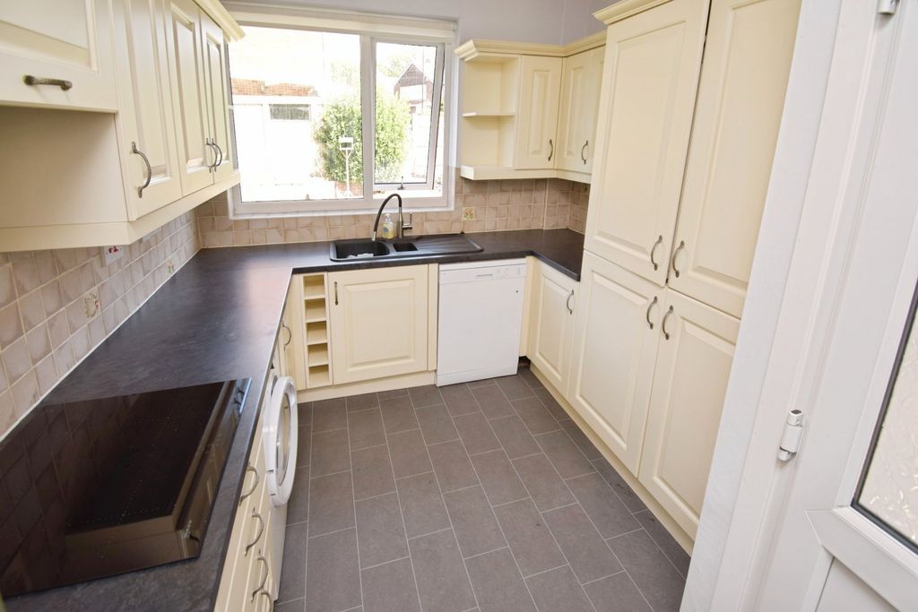 Property photo 3 of 27 Kitchen