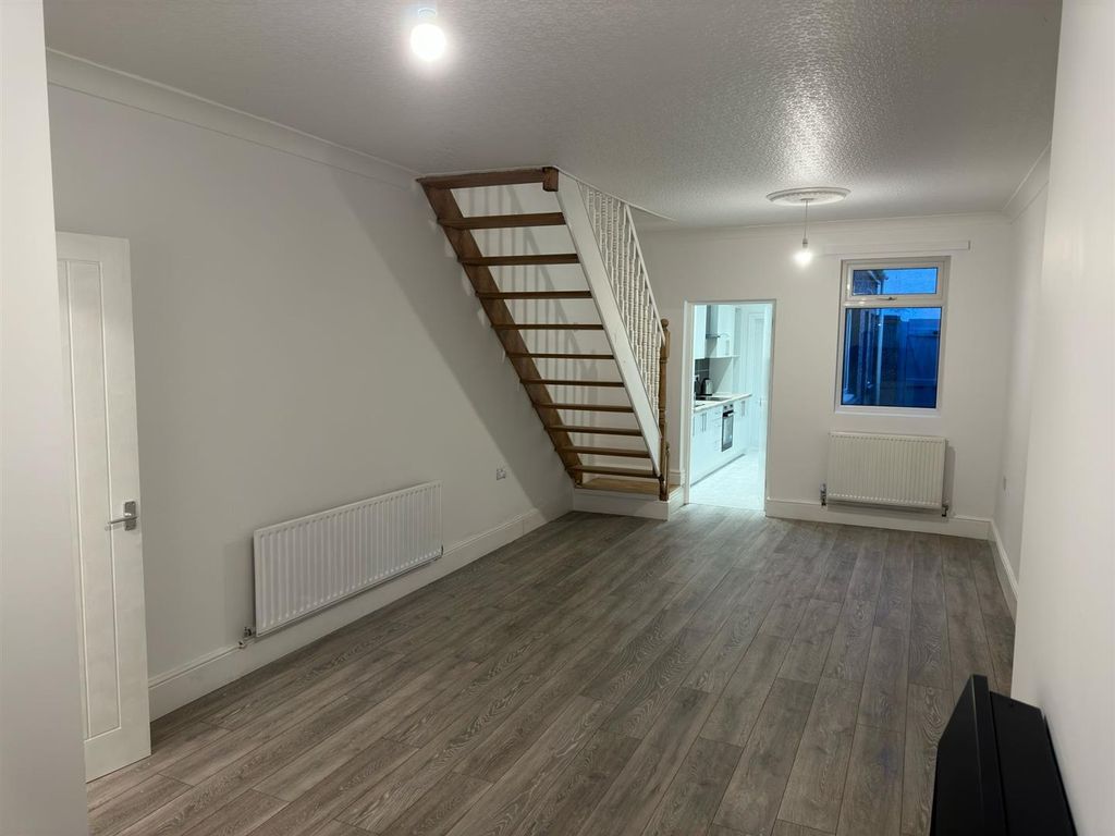 Property photo 2 of 12 Livingroom