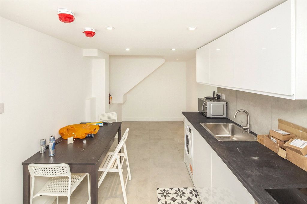 Property photo 2 of 11 Kitchenette