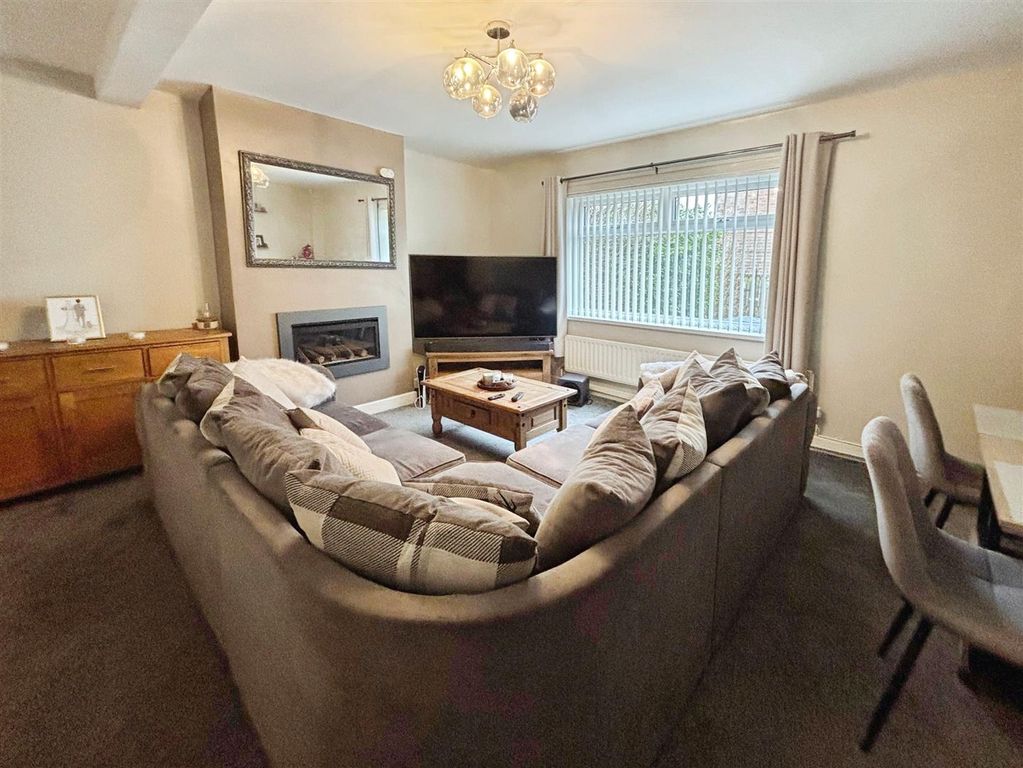 Property photo 3 of 19 Lounge