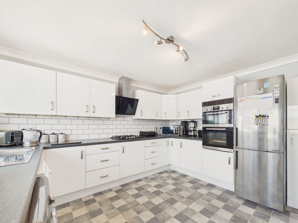Property photo 3 of 15 Kitchen