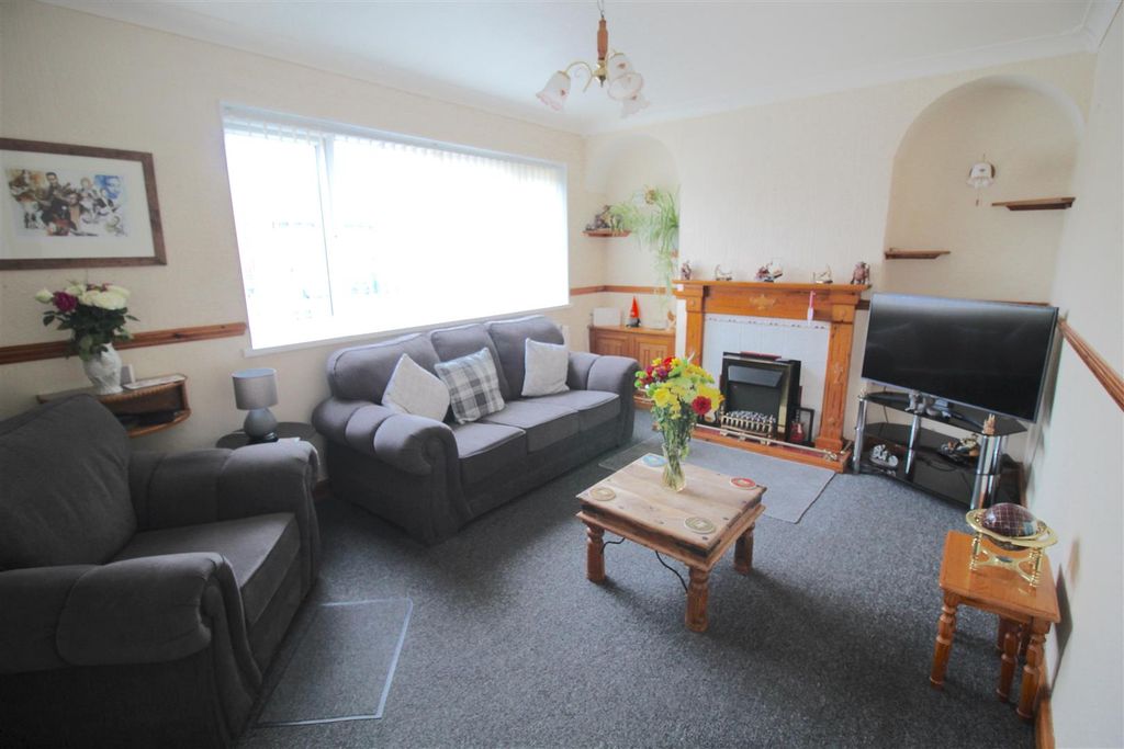 Property photo 2 of 11 Lounge