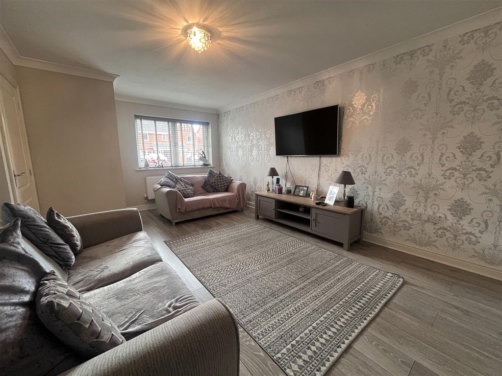 Property photo 3 of 14 Lounge