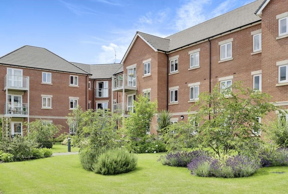 Property photo 2 of 9 Farnham House Gardens