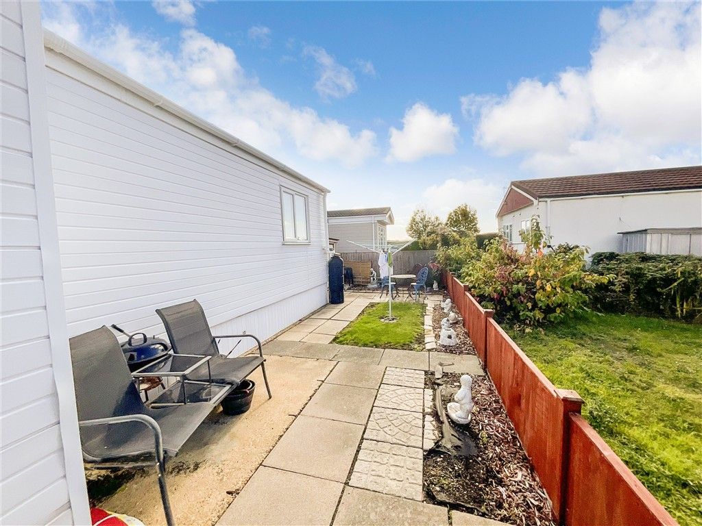 Property photo 1 of 8 Side Garden