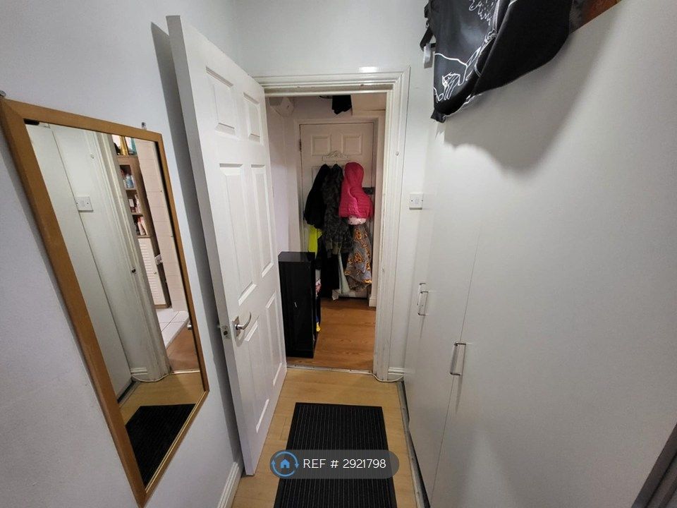 Property photo 2 of 5 Hallway
