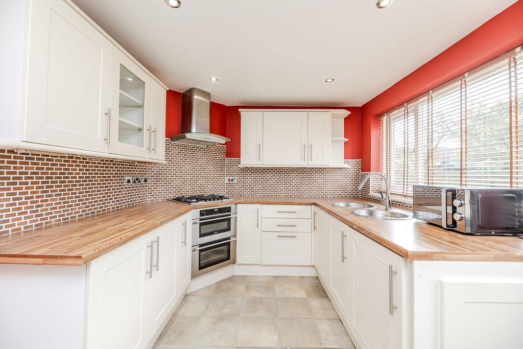 Property photo 3 of 17 Kitchen