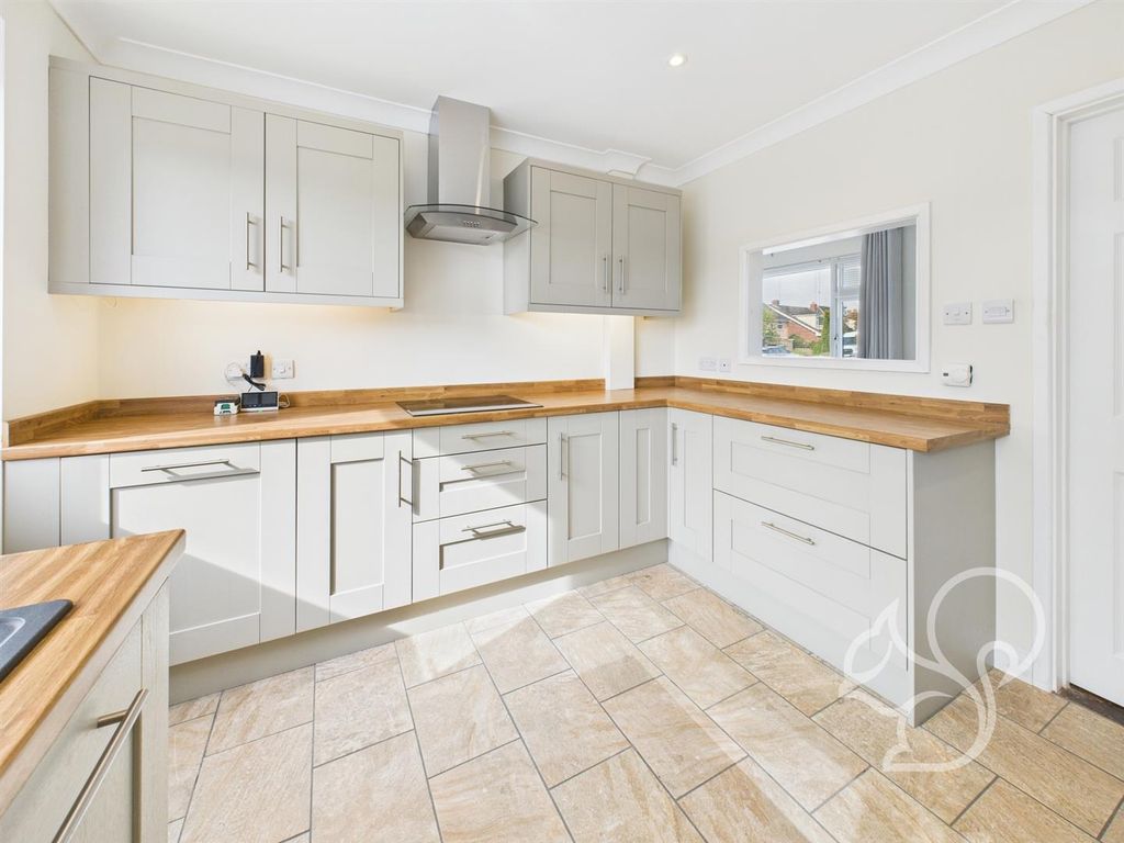 Property photo 3 of 18 Kitchen