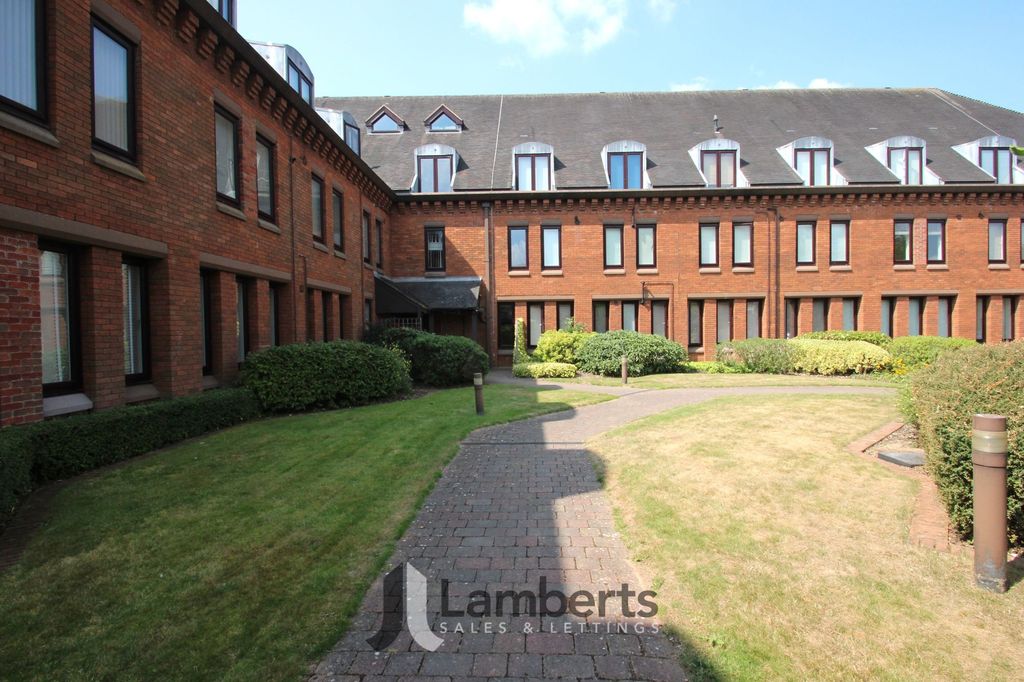 Property photo 2 of 24 Communal Gardens